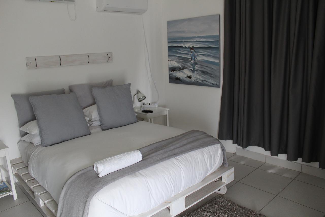 Blue'S Guest House - East London Bonza Bay Exterior photo
