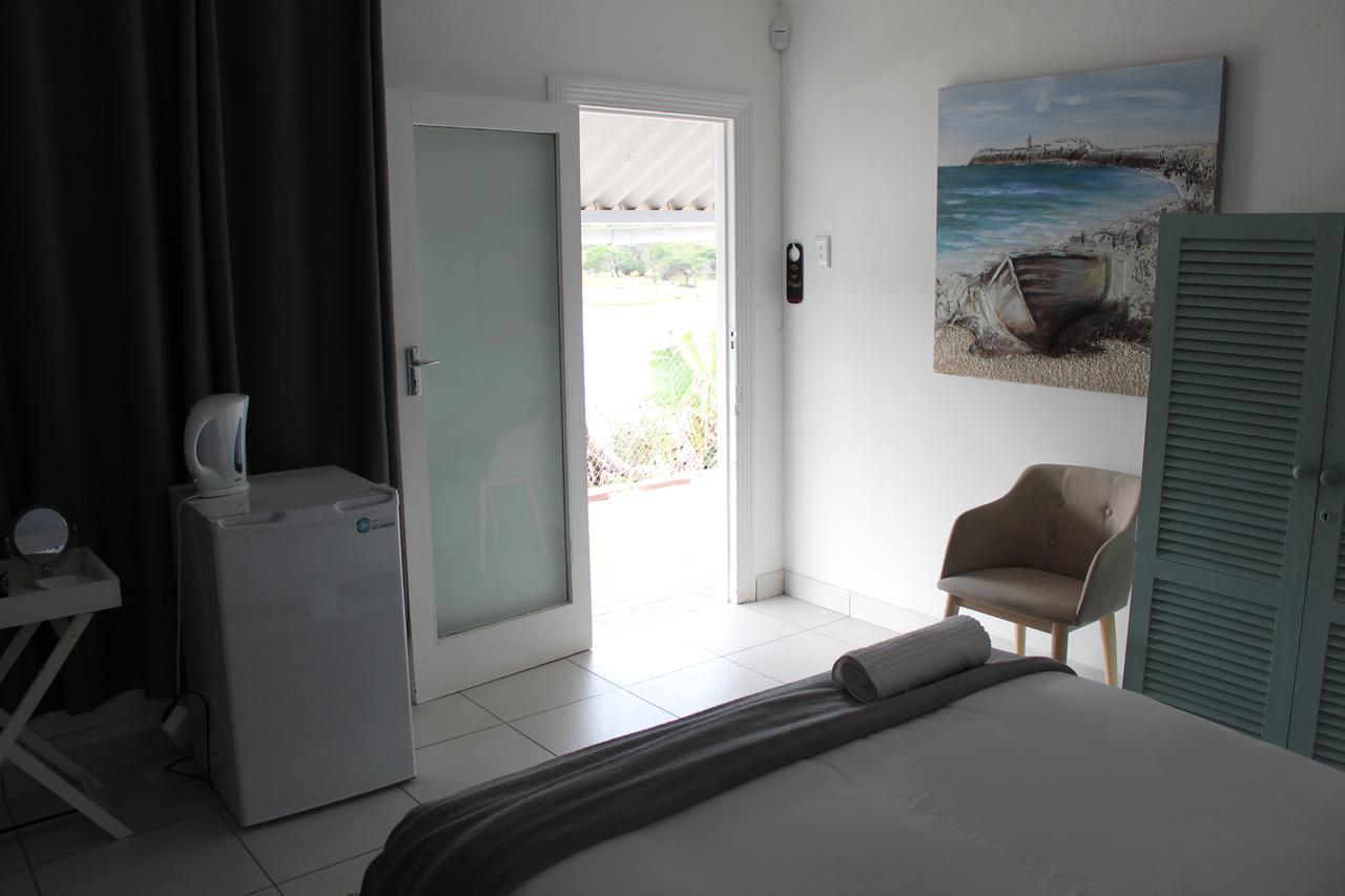 Blue'S Guest House - East London Bonza Bay Exterior photo