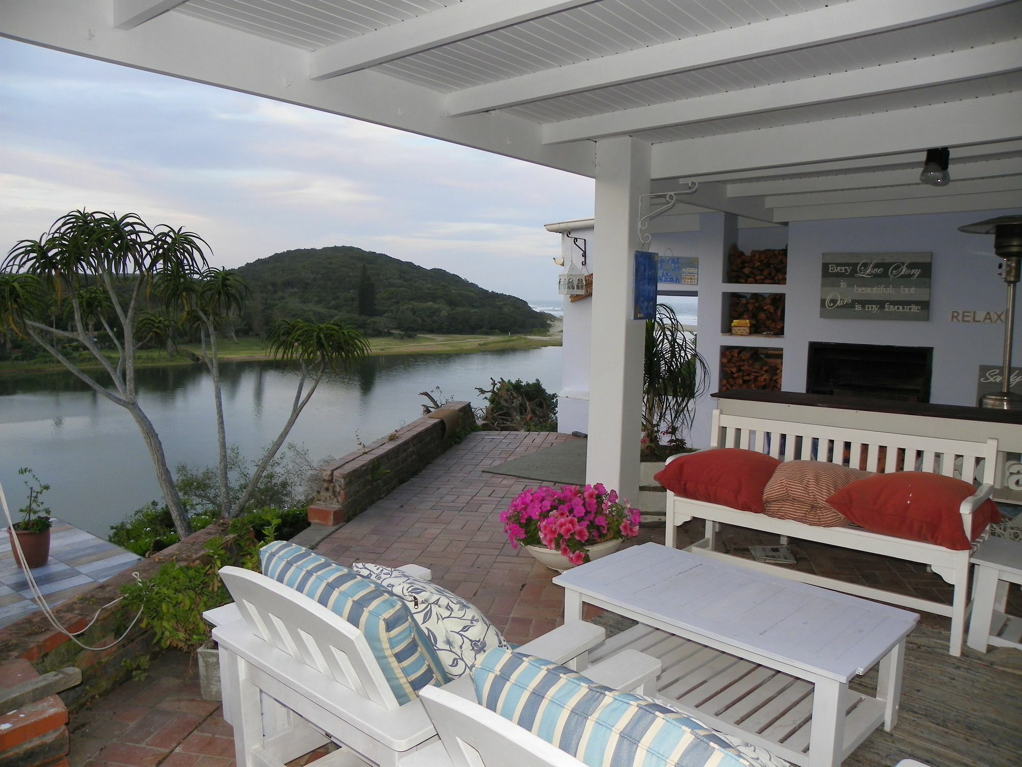 Blue'S Guest House - East London Bonza Bay Exterior photo